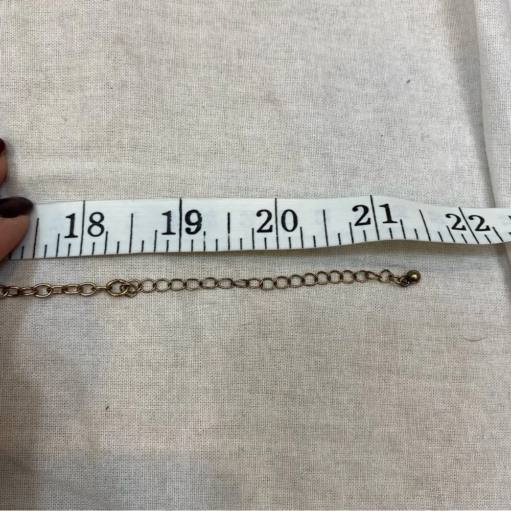 NWOT Antiqued Gold Tone Neutral Tone Statement Necklace‎